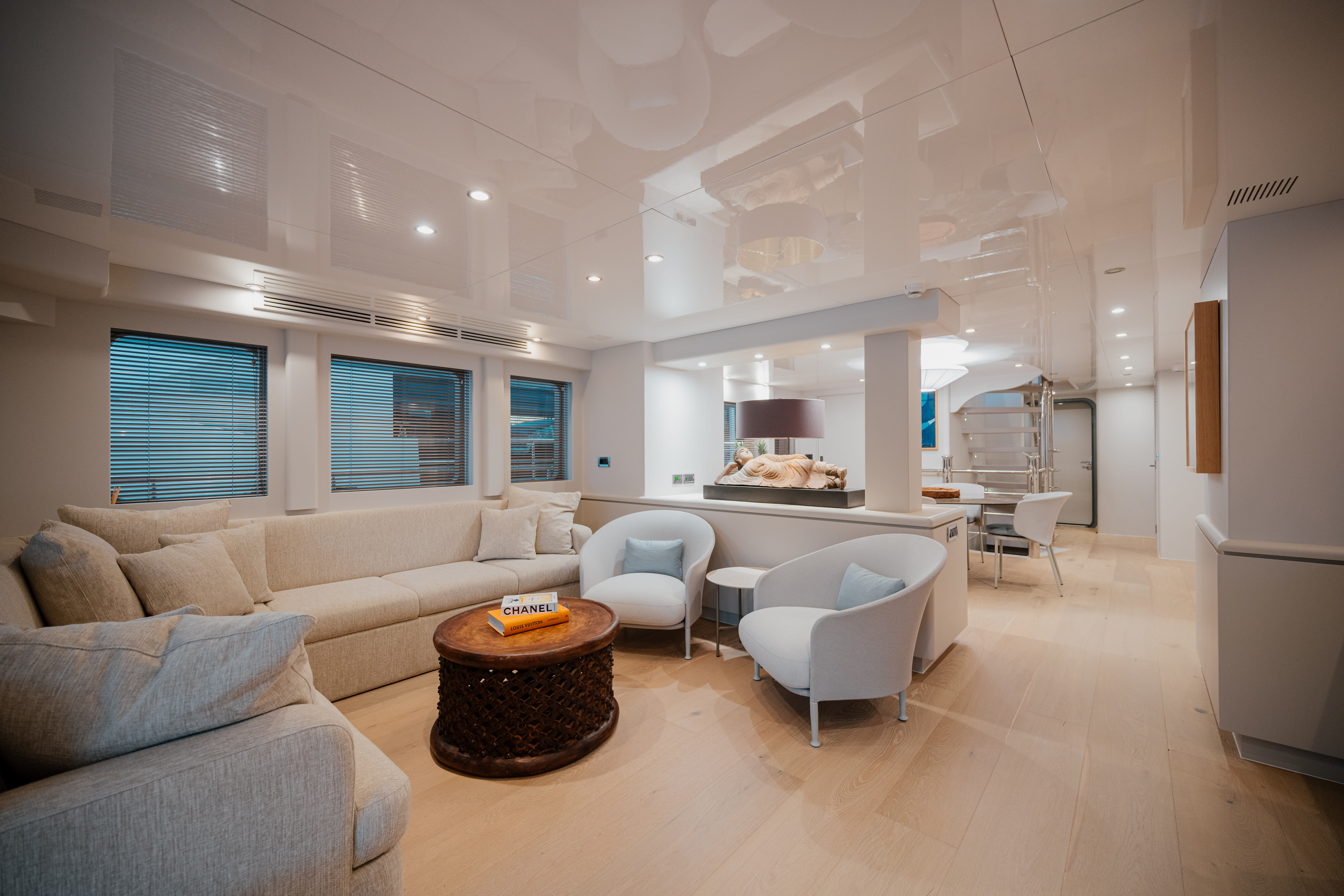 28m motor yacht Seal for charter - main saloon